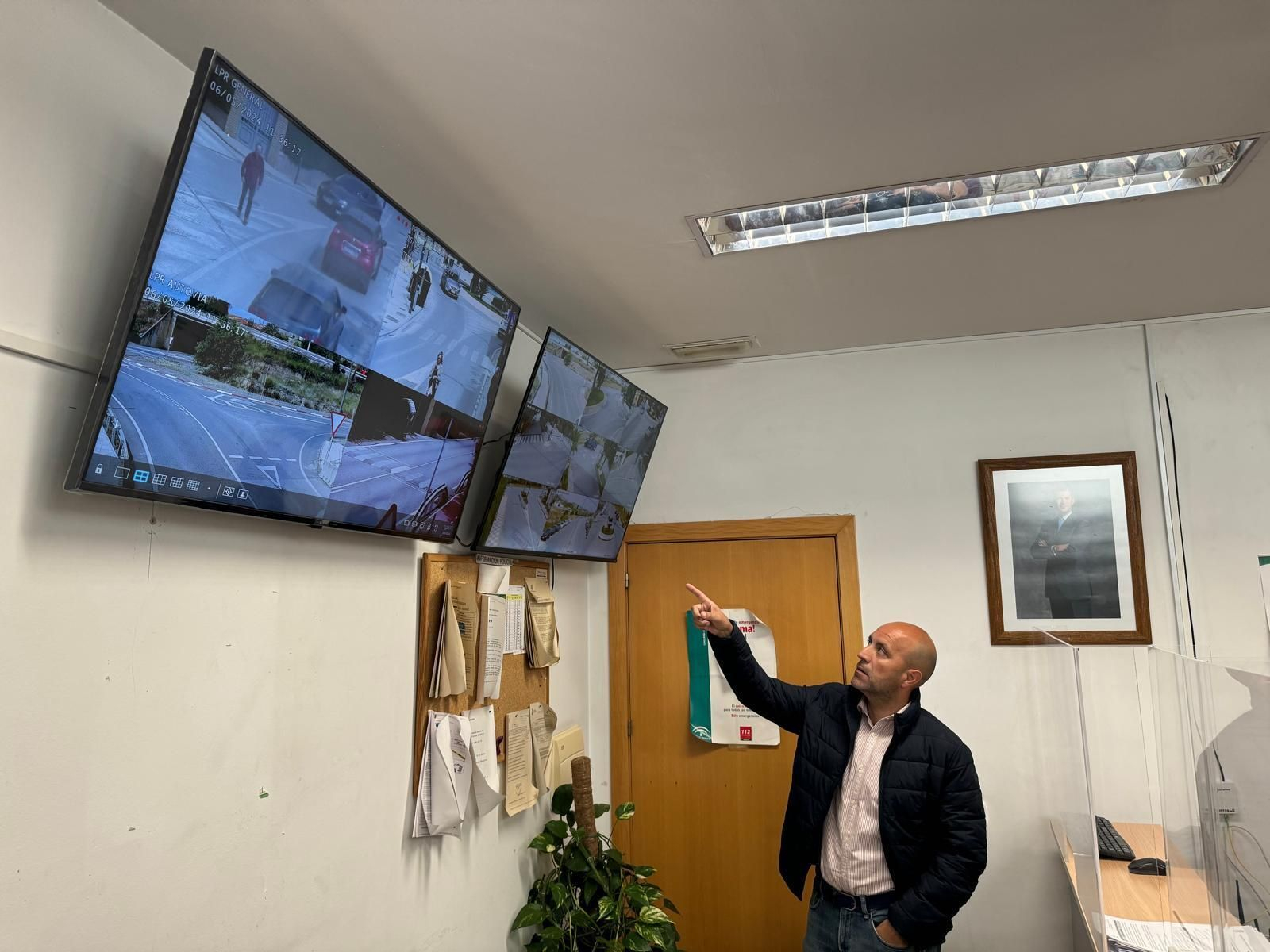 el alcalde de Otura durante su visita al centro de control de la Policía Local. el alcalde de Otura durante su visita al centro de control de la Policía Local.