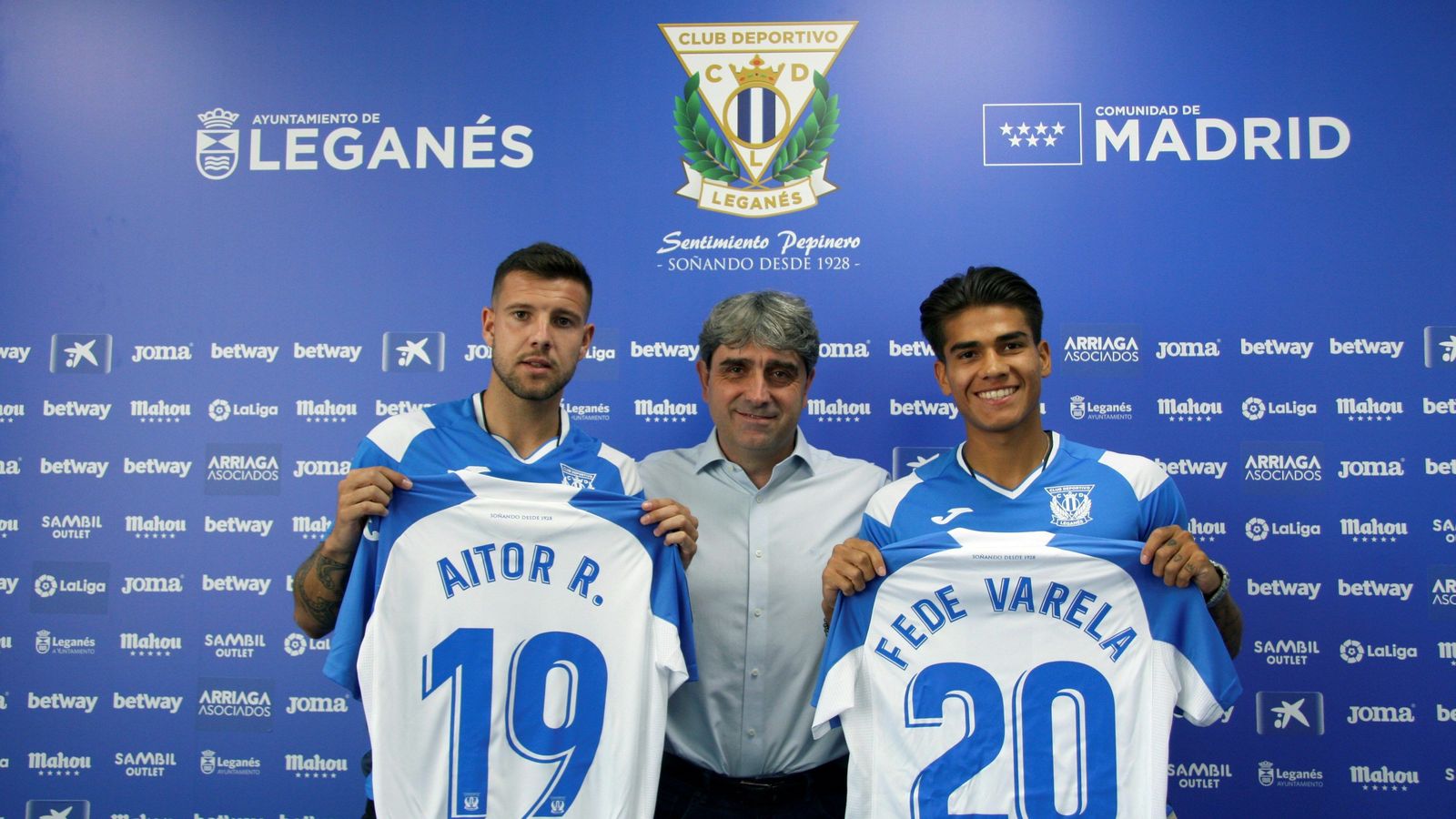 Aitor Ruibal y Fede Varela posan junto a Txema Indias.