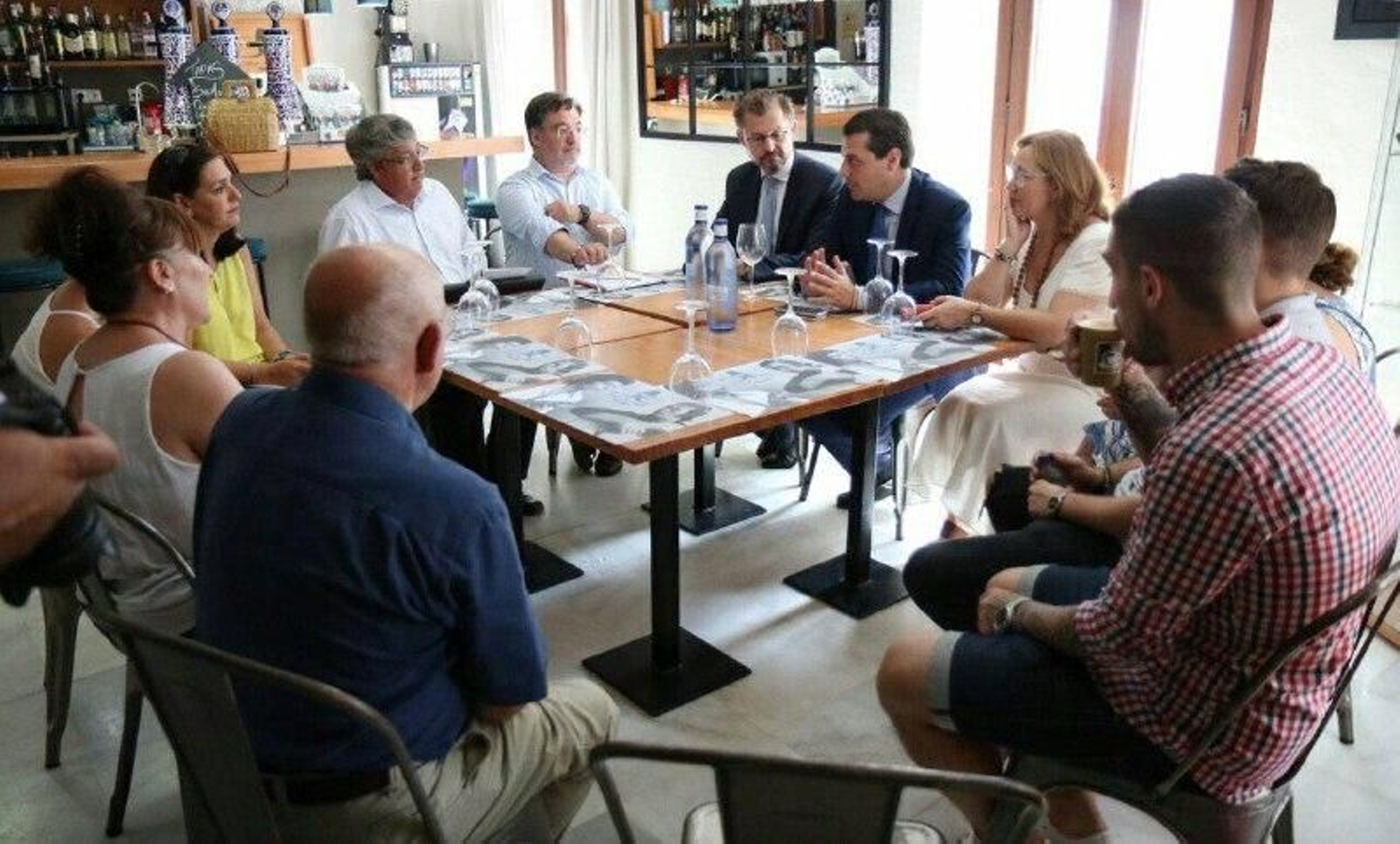 Bellido, en una reunión con vecinos y comerciantes de la zona. Bellido, en una reunión con vecinos y comerciantes de la zona.