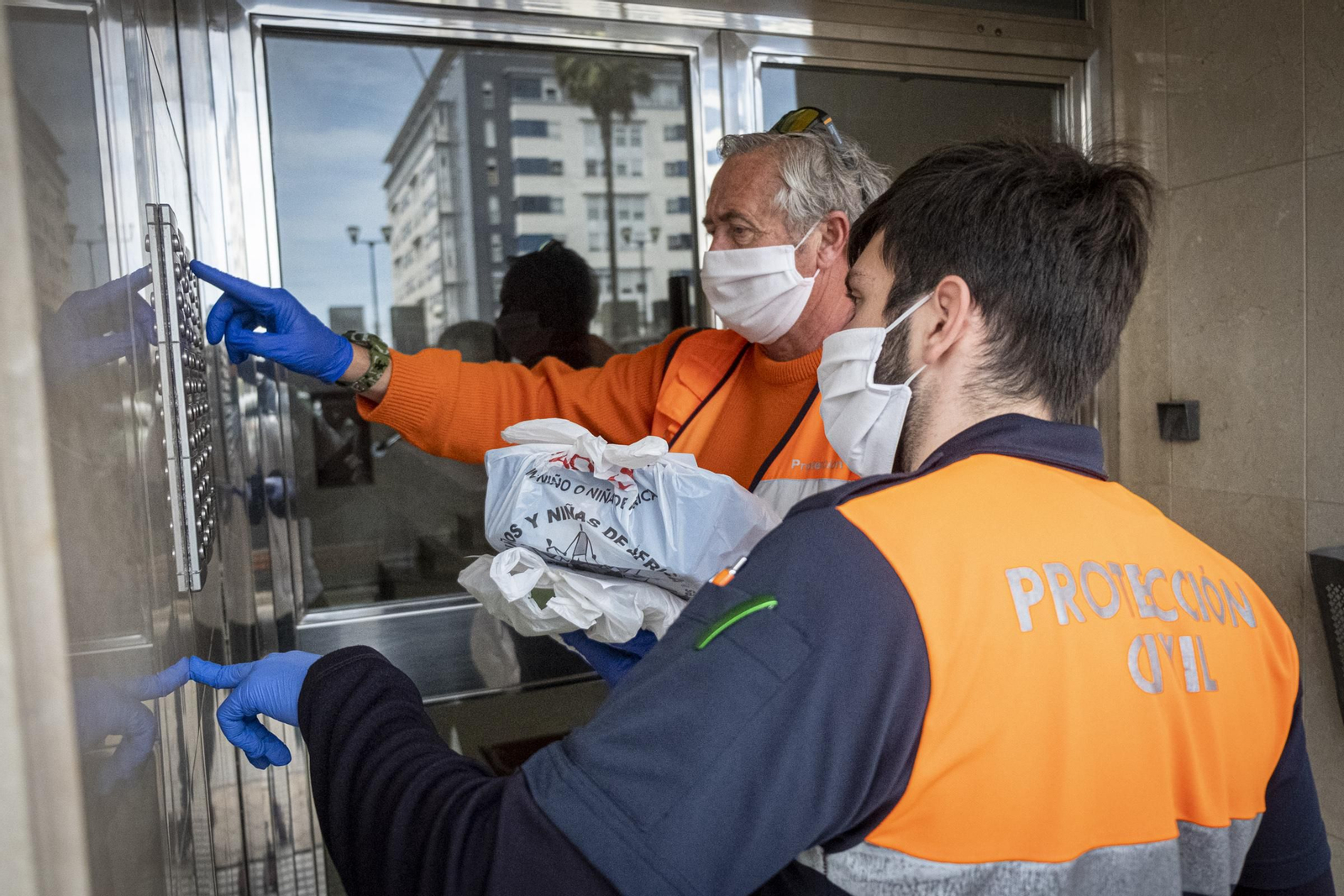 Voluntarios de Protección Civil, durante una entrega.