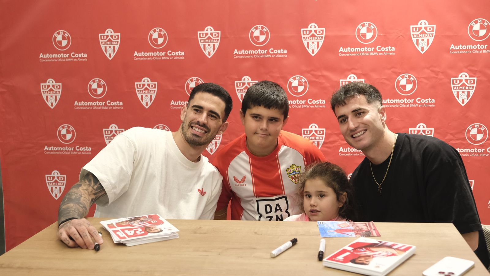 La firma de autógrafos de Jon Morcillo y Miguel de la Fuente en Automotor Costa BMW