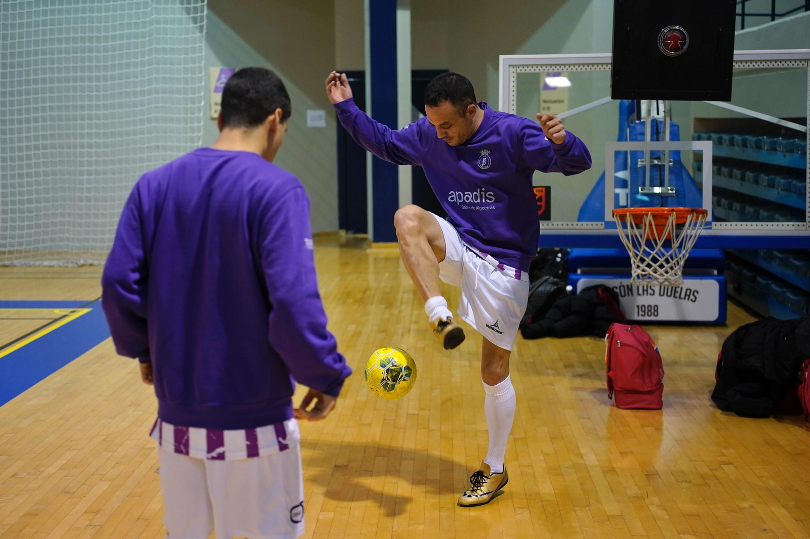 Desde las 9:00 hasta las 12:30. XXIII Torneo de Navidad de Fútbol Sala Apadis-Loluba C.F. para personas con discapacidad intelectual, en el Polideportivo ¿Ciudad de Algeciras-Dr. Juan Carlos Mateo¿. Lo suyo son fotos de grupos, pero también de partidos. Una galería: "Las fotos del XXIII Torneo de Navidad de Fútbol Sala para personas con discapacidad intelectual, en Algeciras" . .