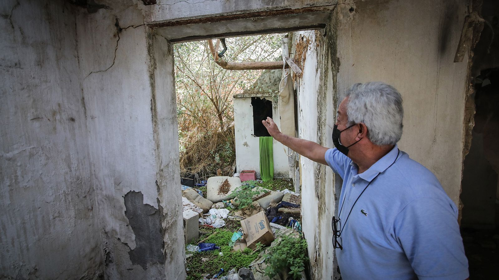 Pedro Pérez muestra el interior de uno de los inmuebles, repleto de desperdicios.