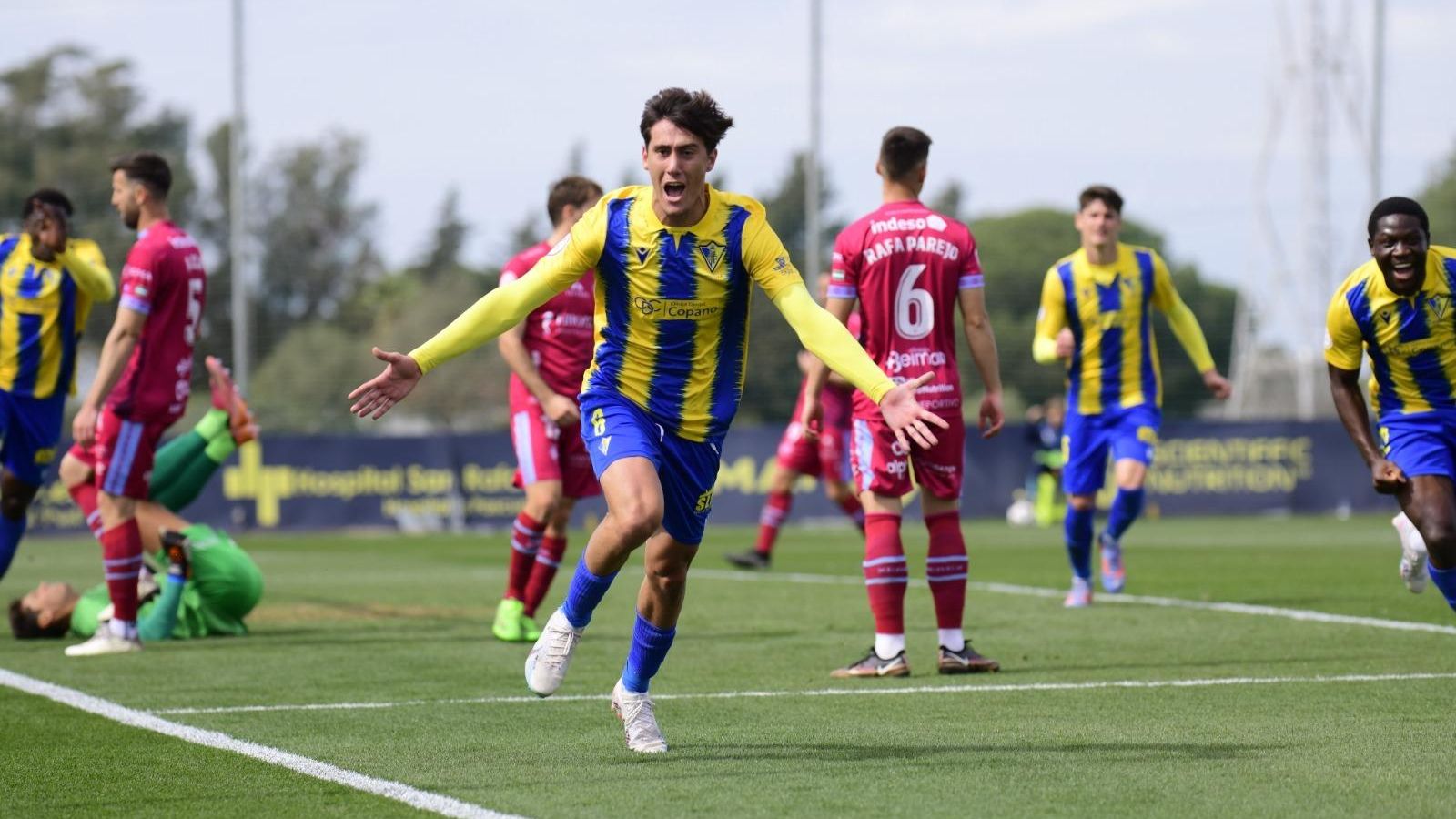El centrocampista jerezano Curro fue el autor del 2-0 al conjunto azulino. El centrocampista jerezano Curro fue el autor del 2-0 al conjunto azulino.