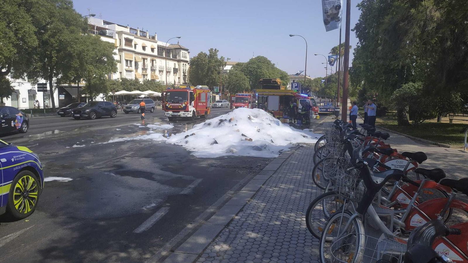 El montón de basura tras apagarse el incendio.