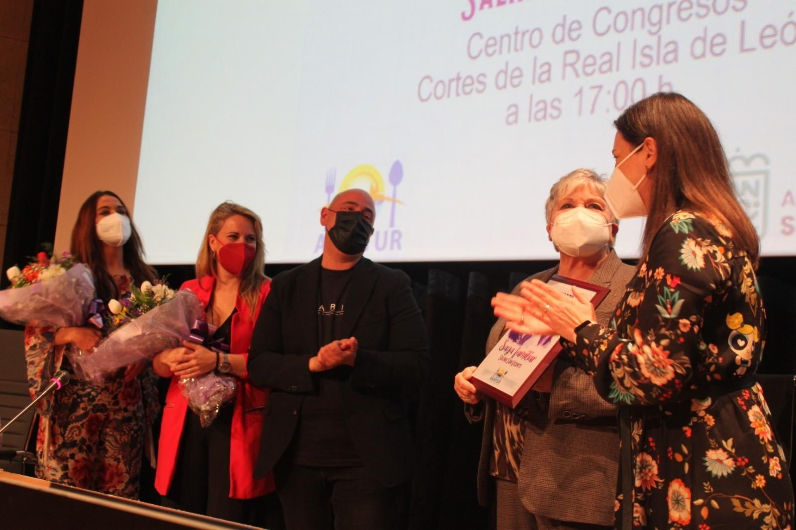 Entrega del reconocimiento por el Día de la Mujeres a las mujeres de la Salina San Vicente.