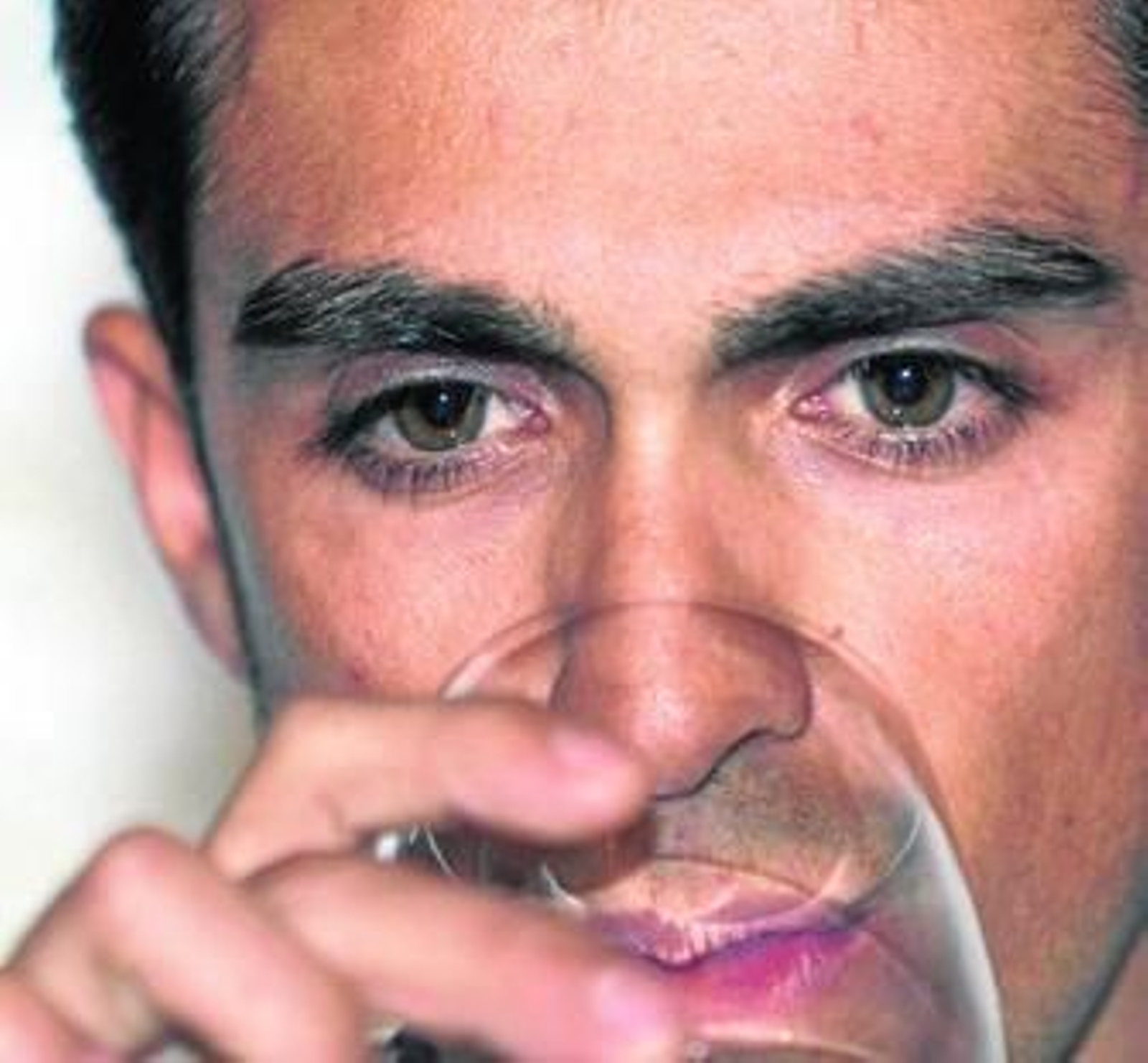 Alberto Contador bebe agua durante su comparecencia en la rueda de prensa de ayer.