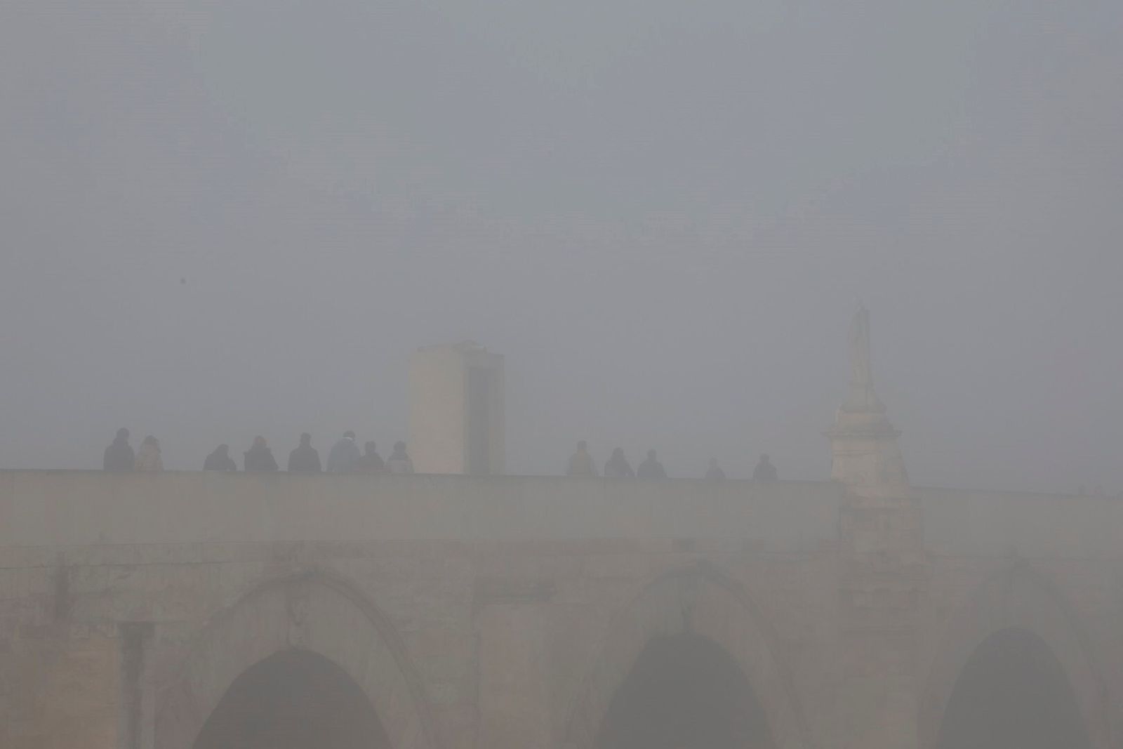 Córdoba comienza la semana cubierta de niebla, en imágenes