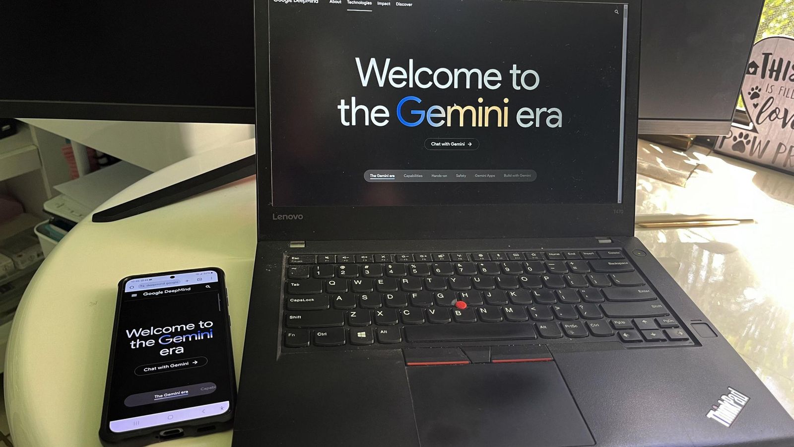 Un portátil conectado a Gemini, la IA de Google.