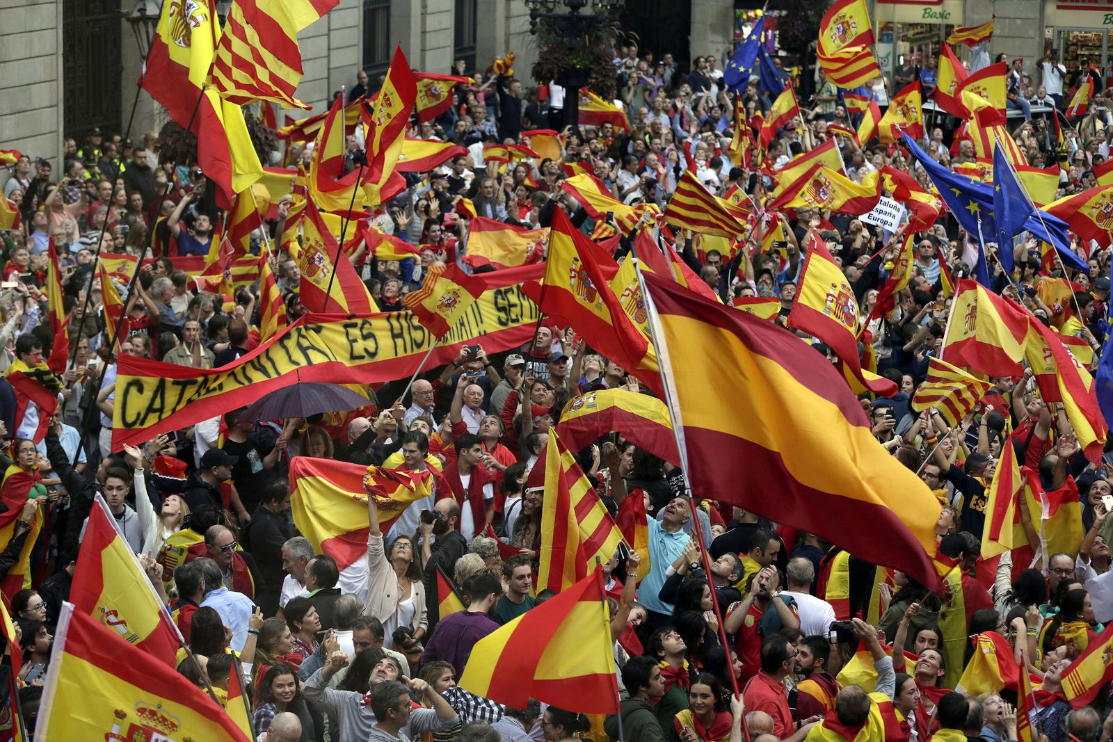 La marcha por la "unidad de España" en Barcelona, en imágenes