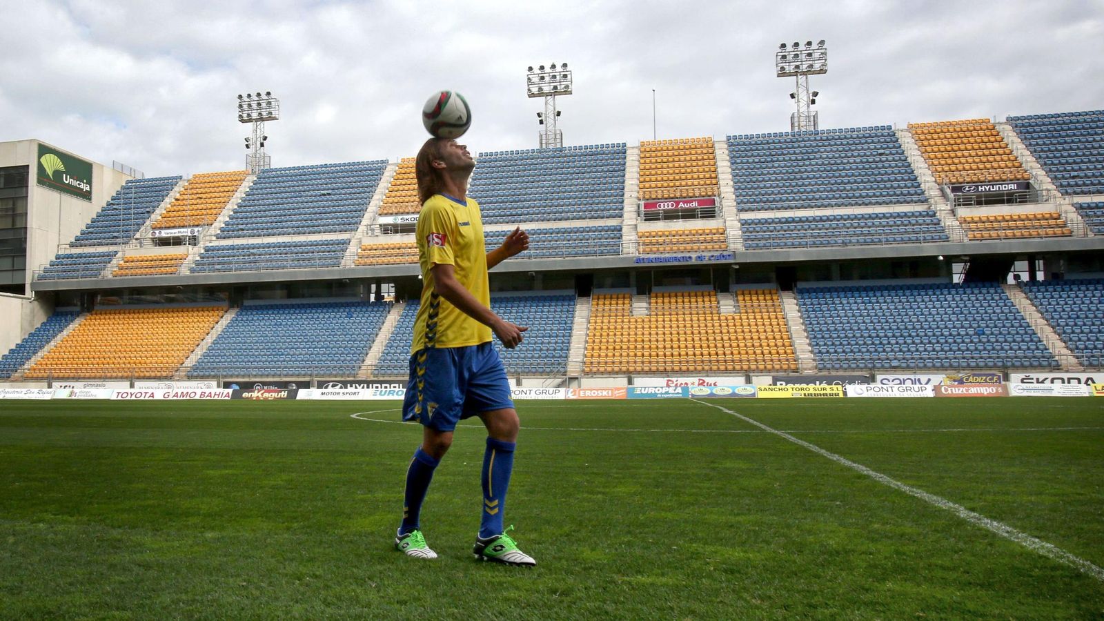 David Sánchez controla el balón con la cabeza en su presentación en Carranza. David Sánchez controla el balón con la cabeza en su presentación en Carranza.