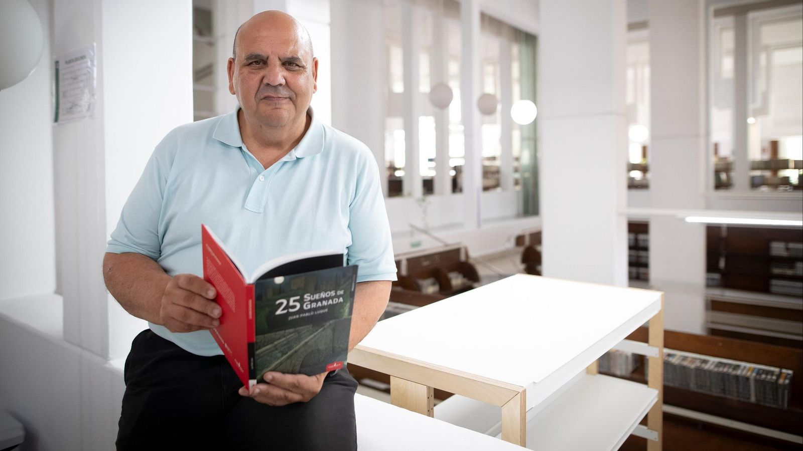 Juan Pablo Luque con su nueva obra '25 sueños de Granada'