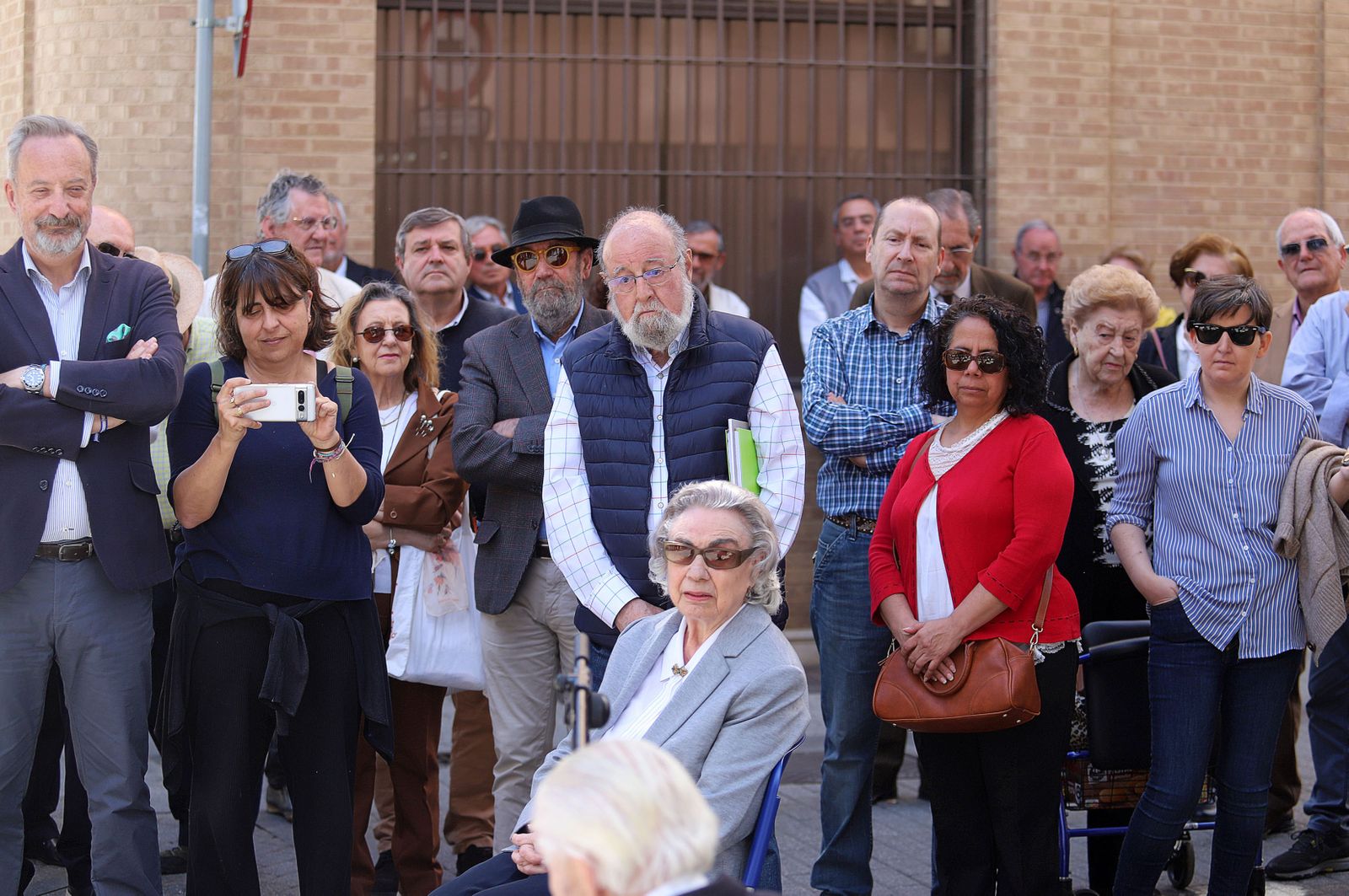 Imágenes del descubrimiento del relieve homenaje al poeta José Manuel de Lara