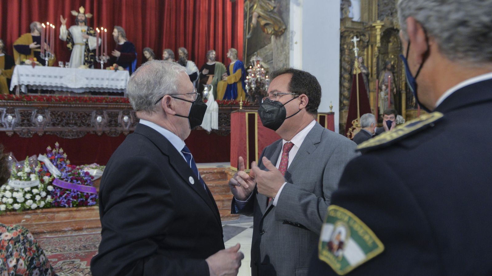Francisco Vélez y Juan Carlos Cabrera conversan en la iglesia de los Terceros.