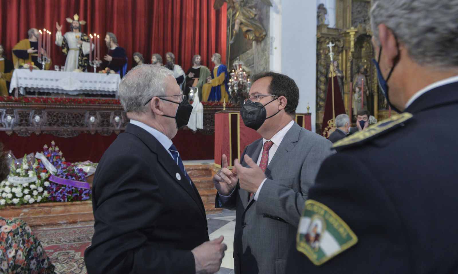 Francisco Vélez y Juan Carlos Cabrera conversan en la iglesia de los Terceros.