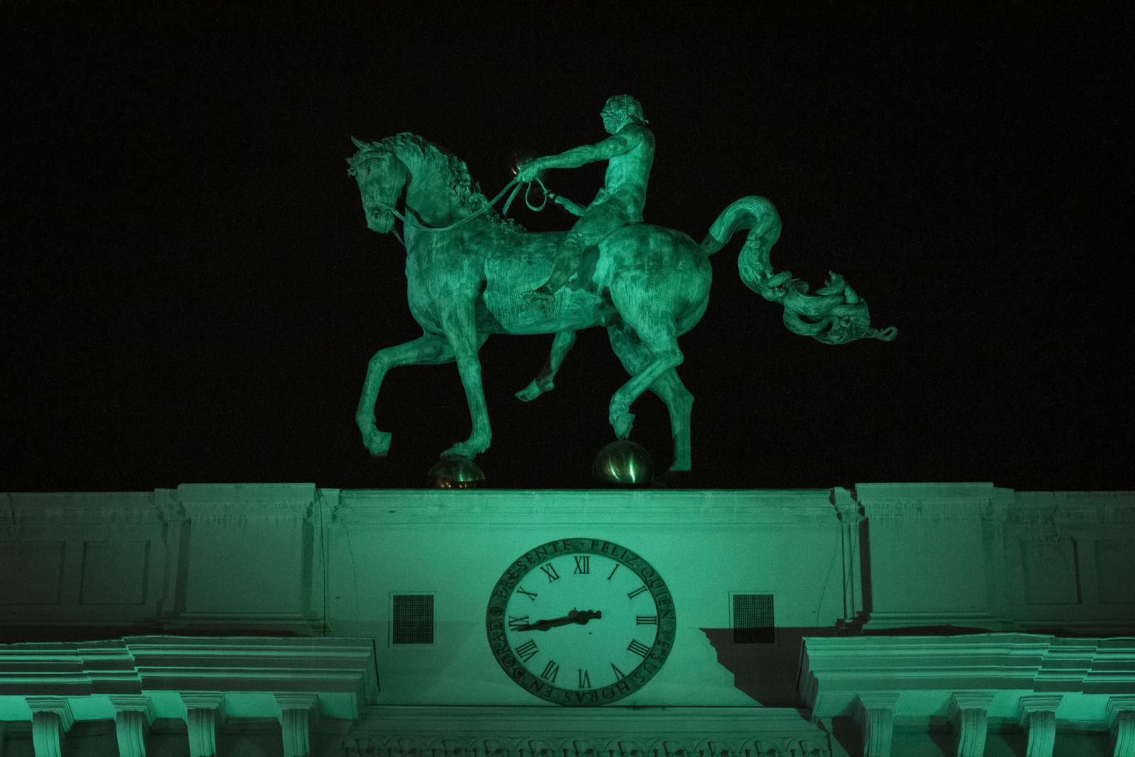 El caballo que preside el Ayuntamiento de Granada, iluminado de verde