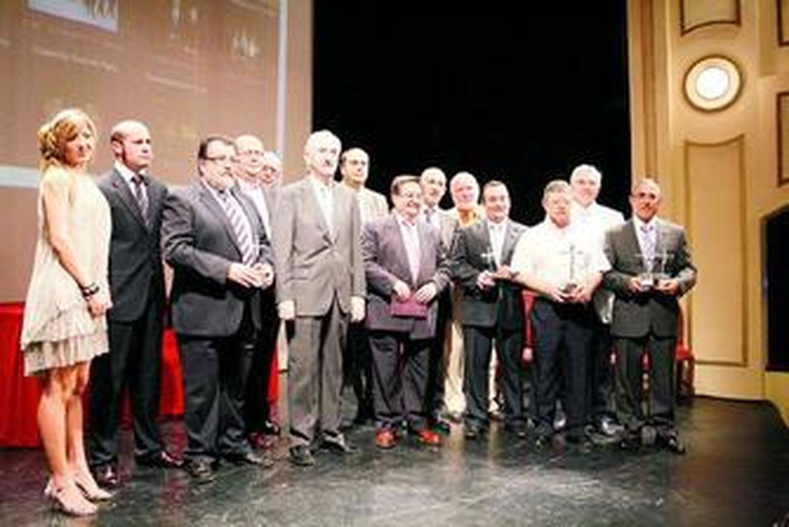 Todos los premiados posaron con el director de Onda Cero, Francisco Espinar, los presentadores Viki Ortiz y Luis Corpas, y autoridades.