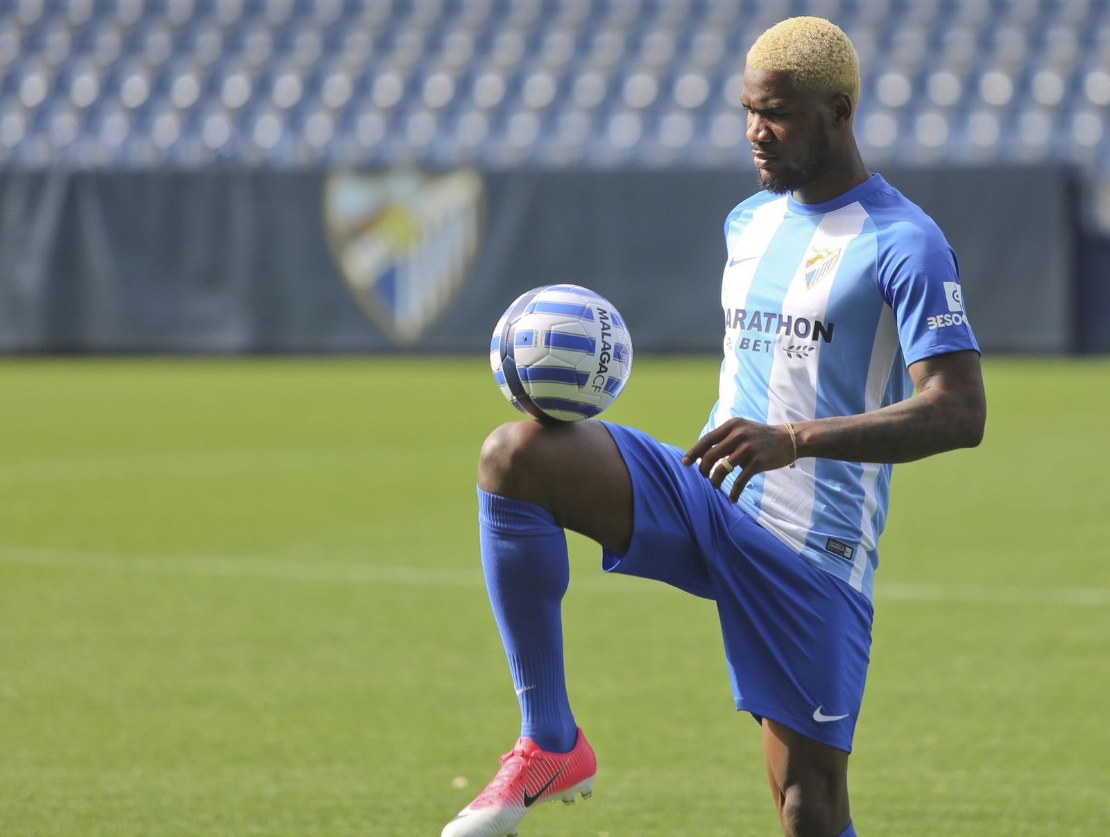 Brown Ideye da pataditas en La Rosaleda.