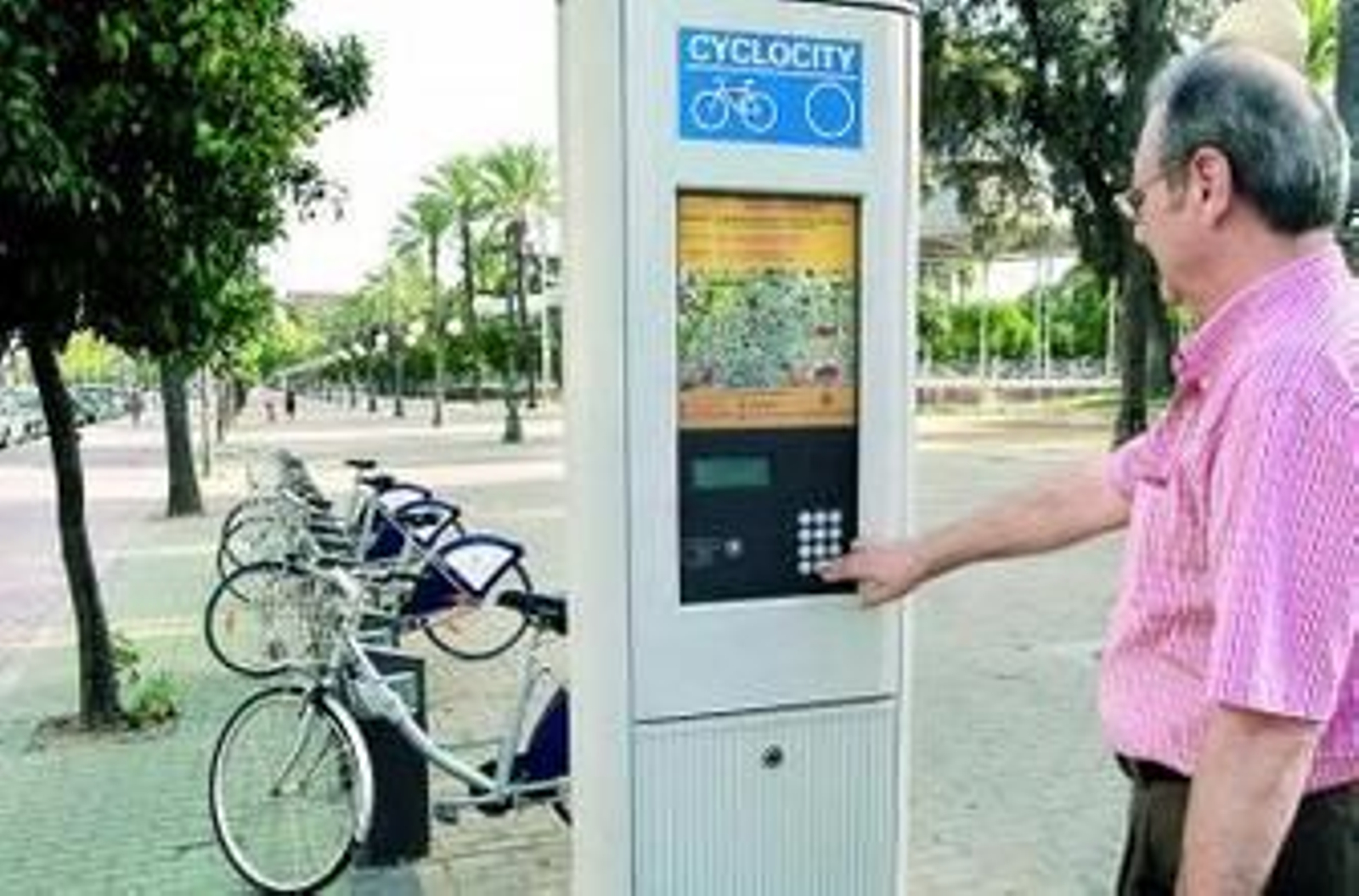 Un hombre se interesa por el sistema de alquiler de bicis.