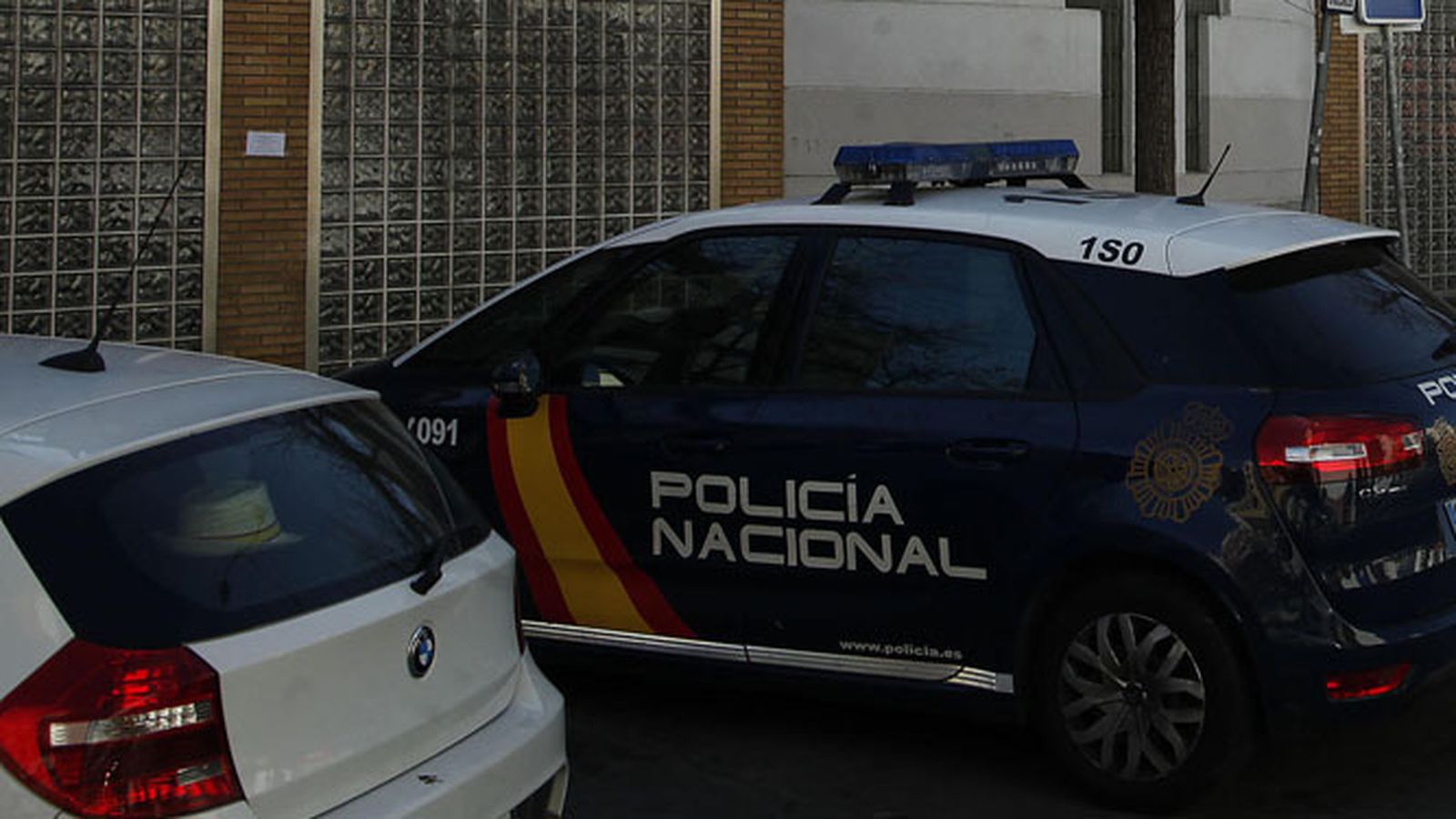 Un patrullero de la Policía Nacional ante la sala de Urgencias.