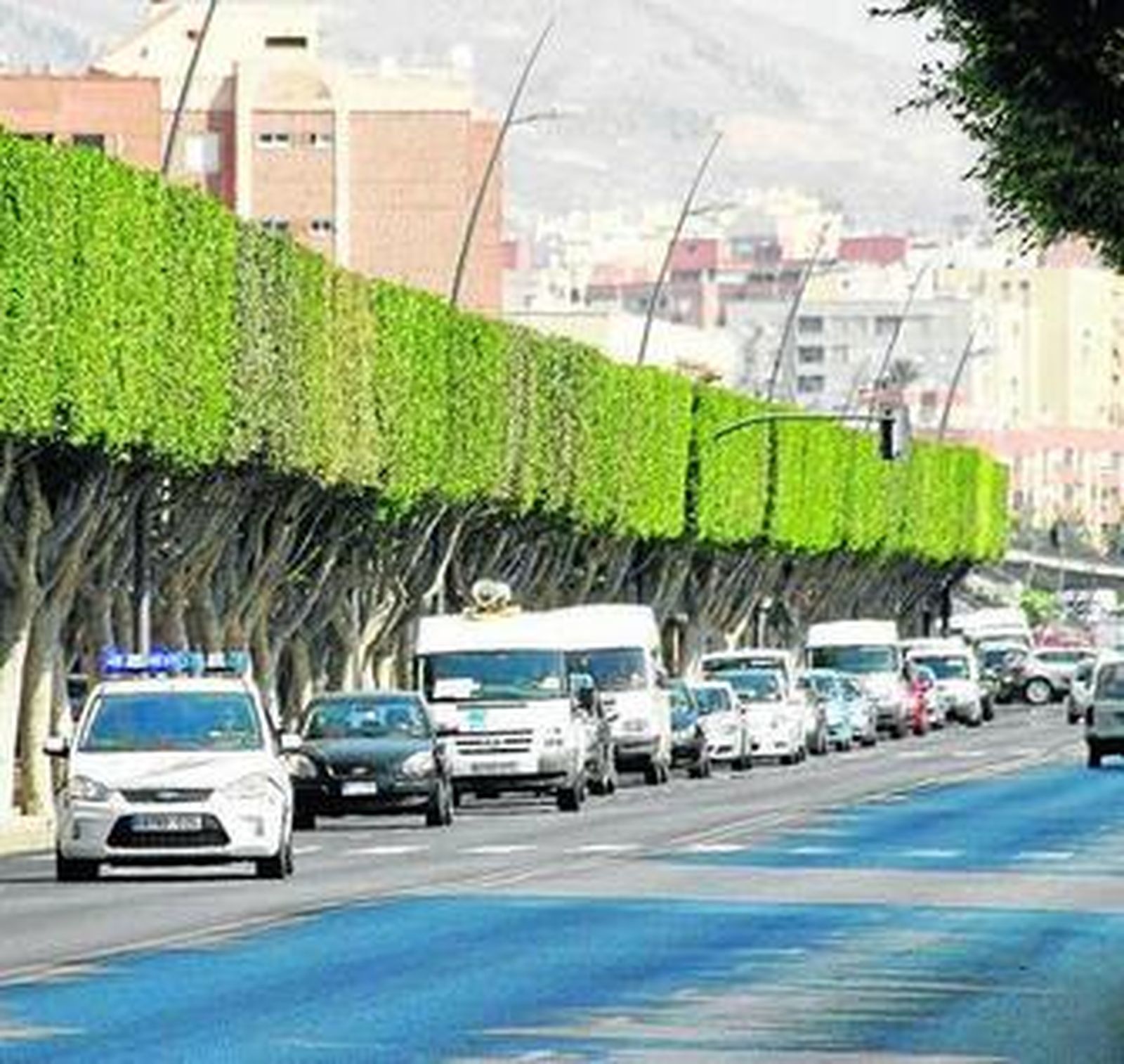 La caravana de Feaps escoltada por la Policía Local.