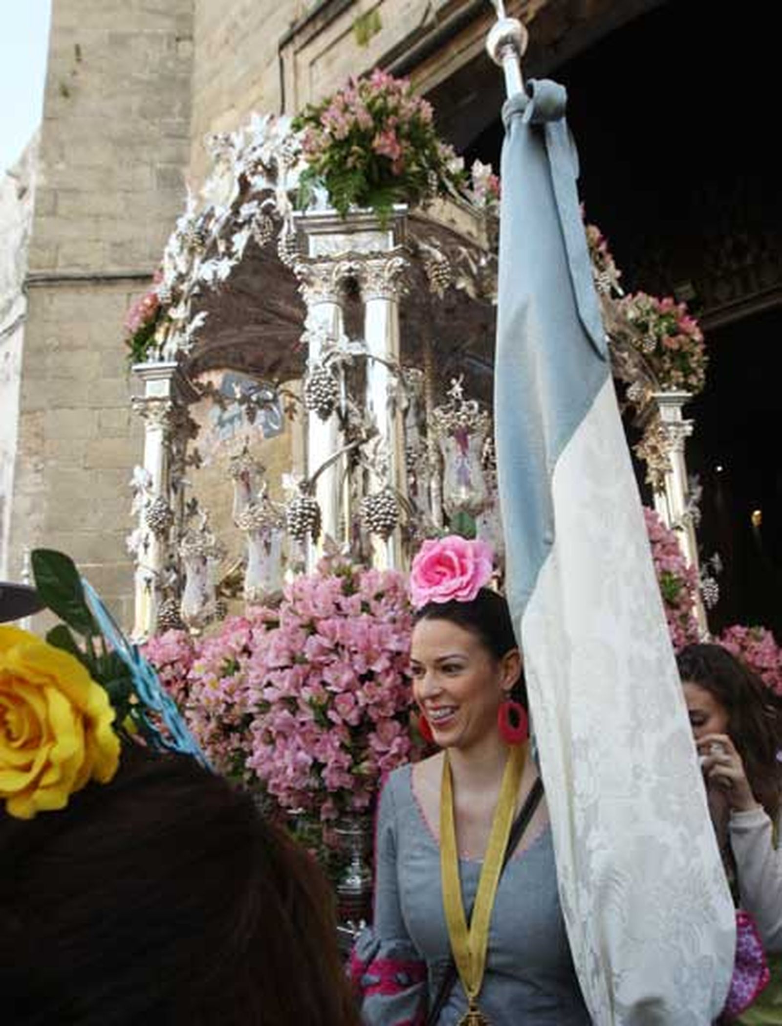 La hermandad rociera, tras asistir a la misa de romeros en Santo Domingo, coloca el Simpecado de Jerez en la carreta e inicia el camino hacia la aldea de El Rocío

Foto: Juan Carlos Toro