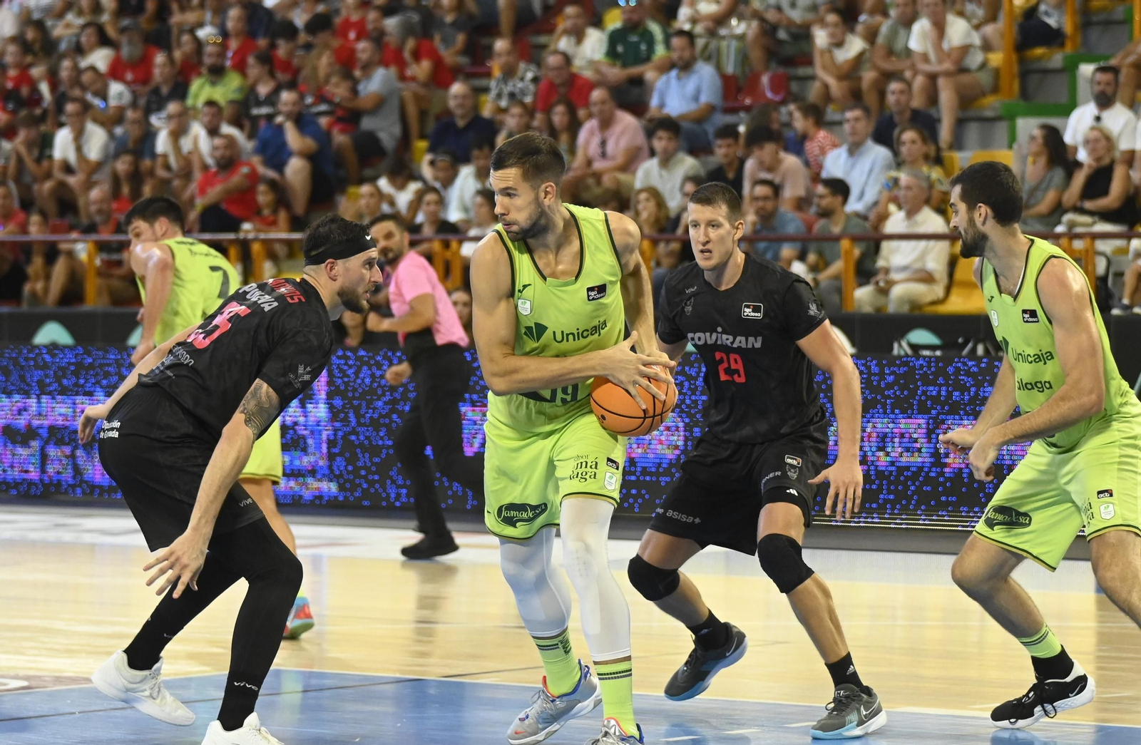 Las mejores fotos del ambiente en Vista Alegre para el Unicaja - Covirán Granada de la Copa de Andalucía de baloncesto