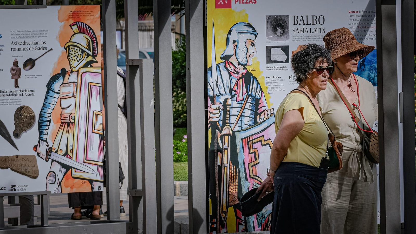 Visitas a la exposición 'Diario de Gades' en el Paseo de Canalejas.