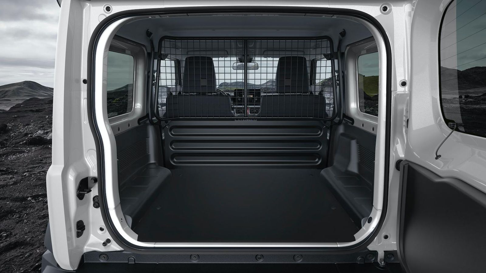 Suzuki dice haber utilizado colores y materiales adecuados para hacer funcional el interior, cuya parte posterior luce así ahora en esta versión Pro.