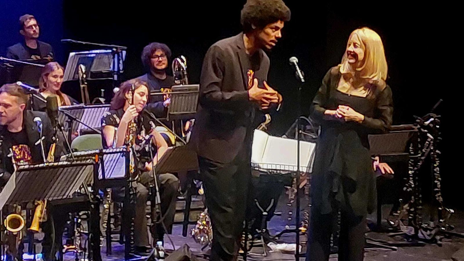 Daahoud Salim traduciendo a María Schneider