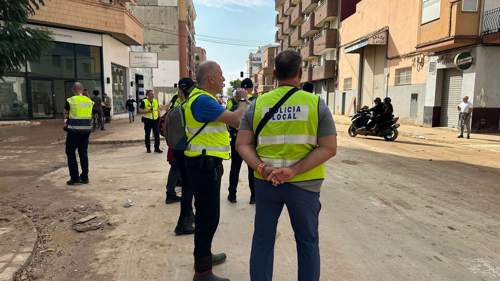 Policías locales de Sevilla en la zona afectada por las inundaciones.