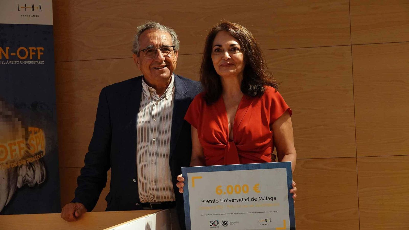 Gloria Corpas y el rector de la Universidad.