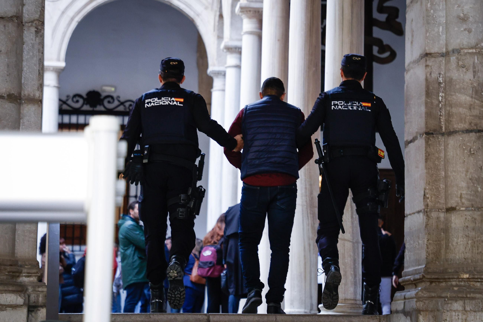 Uno de los procesados en el juicio entrando a los juzgados en Granada