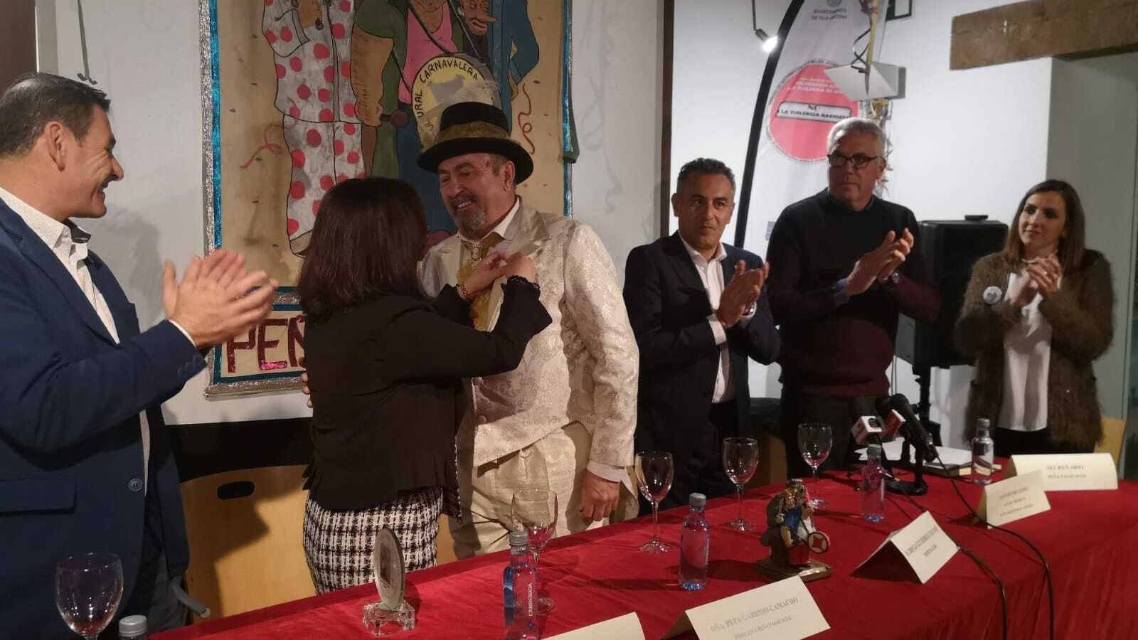 La viuda de Juan Andrés Pardo coloca el Antifal de Oro a Diego Gutiérrez.