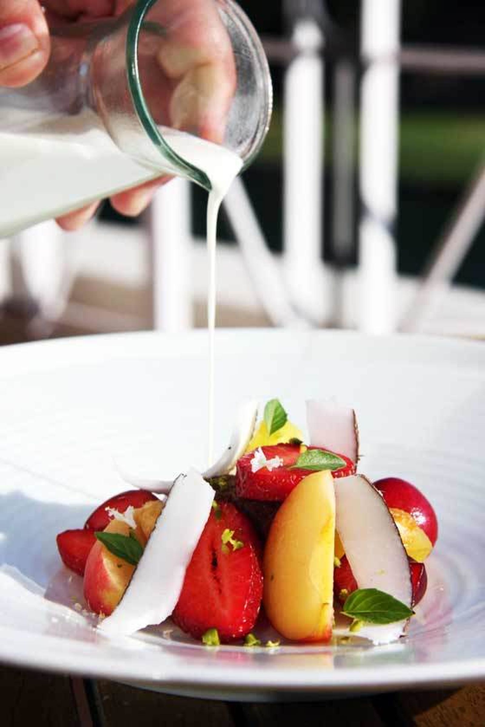 La receta: Ensalada de frutas y albahaca y sopa de queso dulce con bizcocho de almendras y nueces