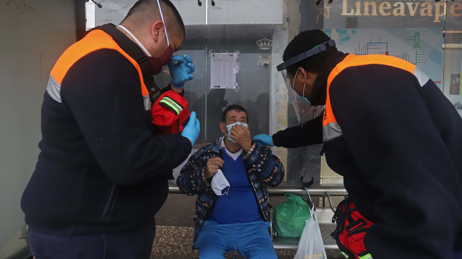 Reparto de mascarillas en las estaciones de autobús del Campo de Gibraltar