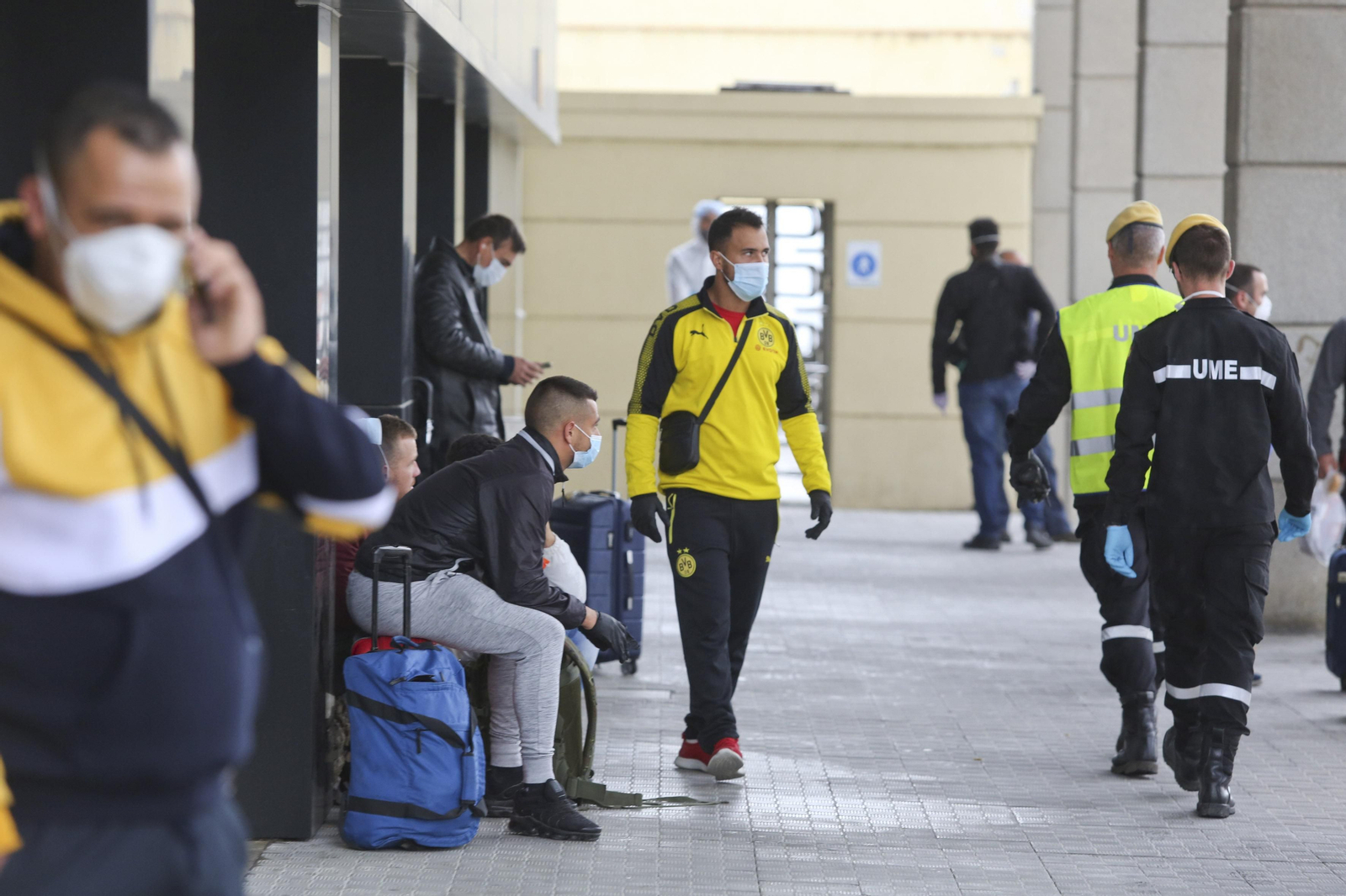 La UME desinfecta en Málaga la estación de autobuses y el puerto, en fotos