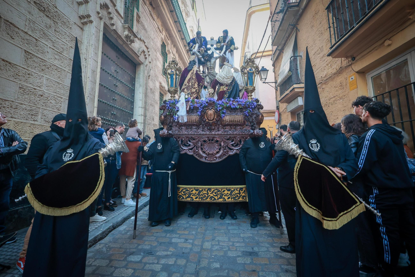 Imágenes de la salida de Descendimiento en la Semana Santa de Cádiz 2025