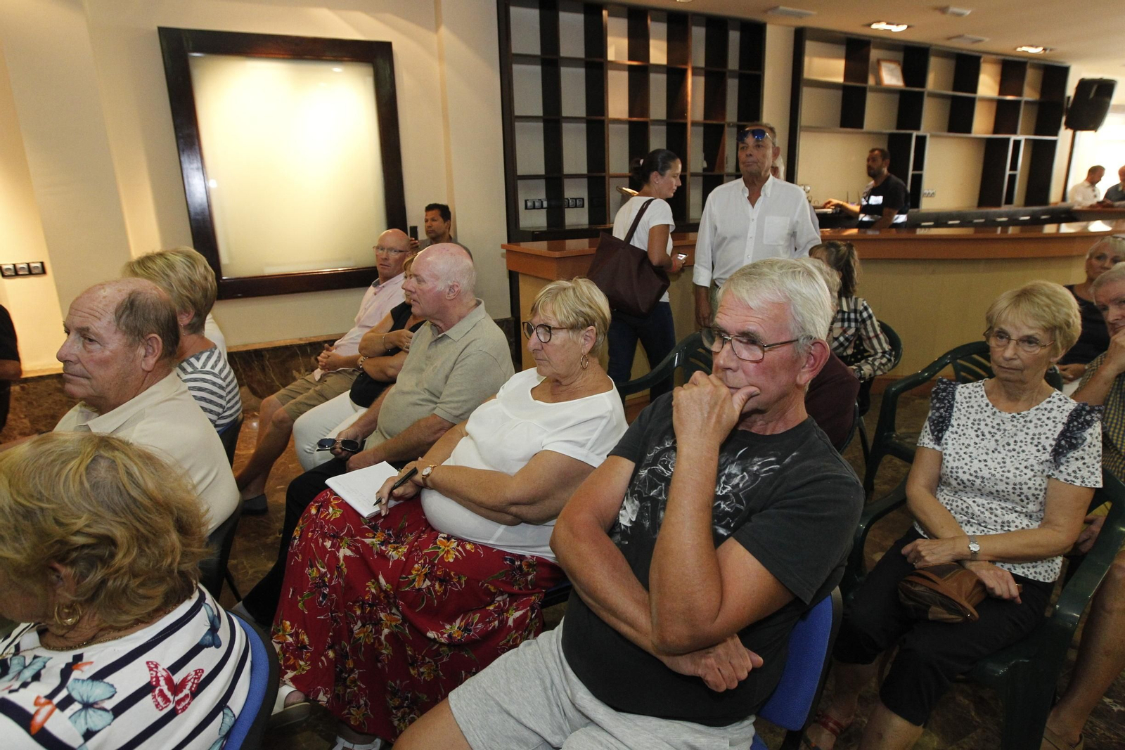 Fotogalería reunión Presidente Junta Andalucía, Juanma Moreno, con dueños viviendas irregulares del Almanzora