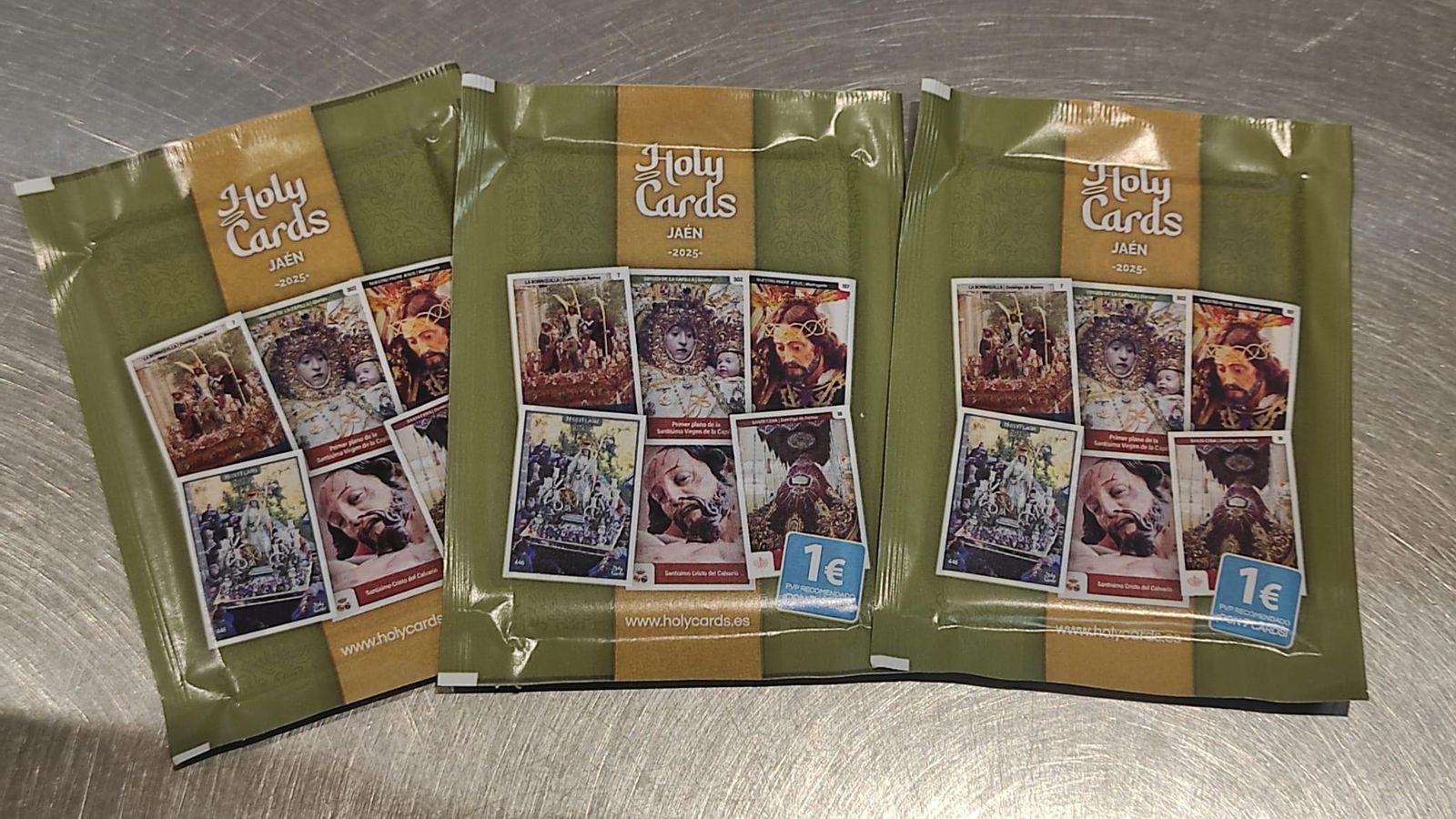 Cada sobre de Holy Cards trae siete cartas diferentes.