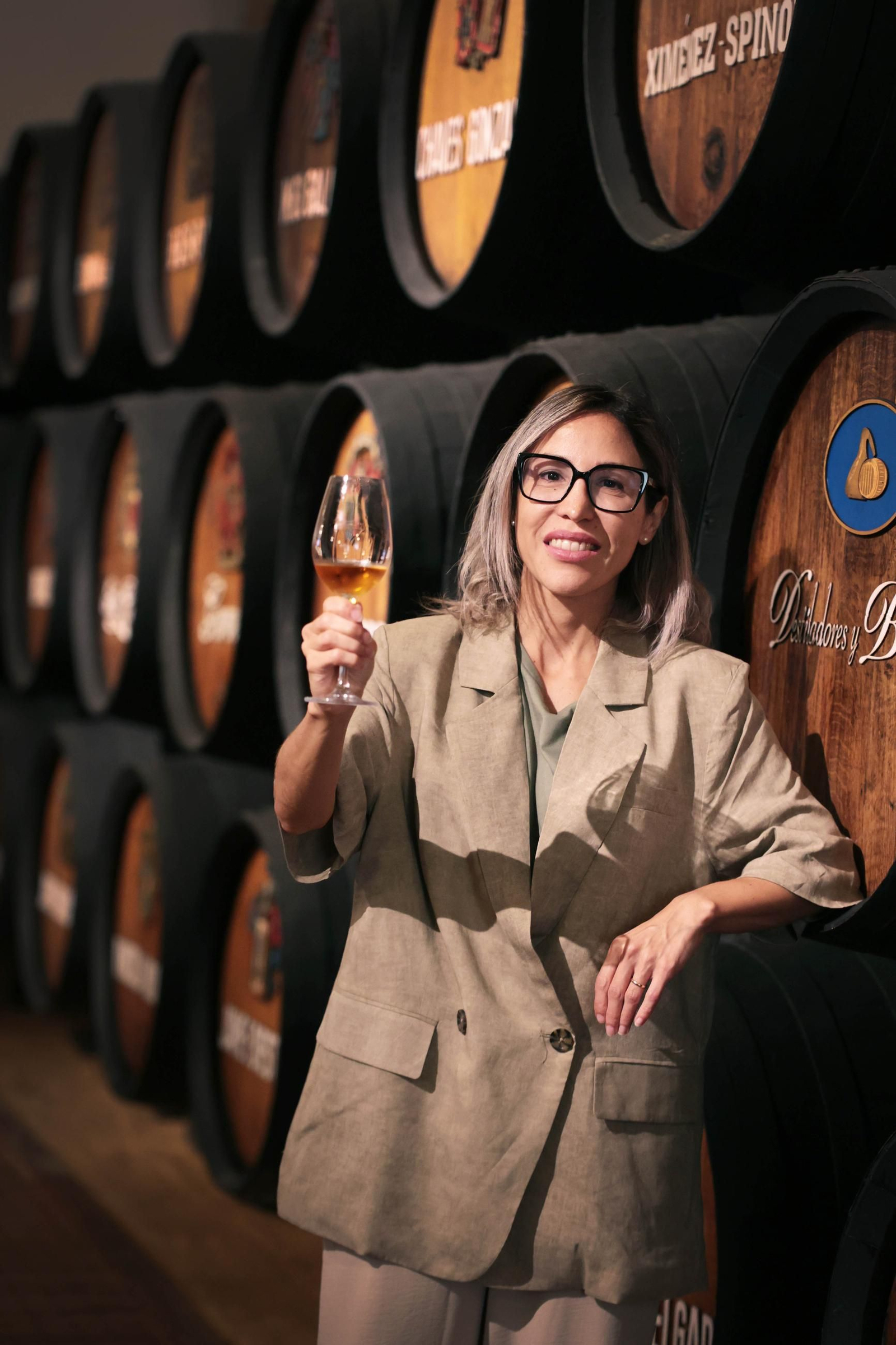 Céline Pérez brinda con una copa de Jerez durante la entrevista.