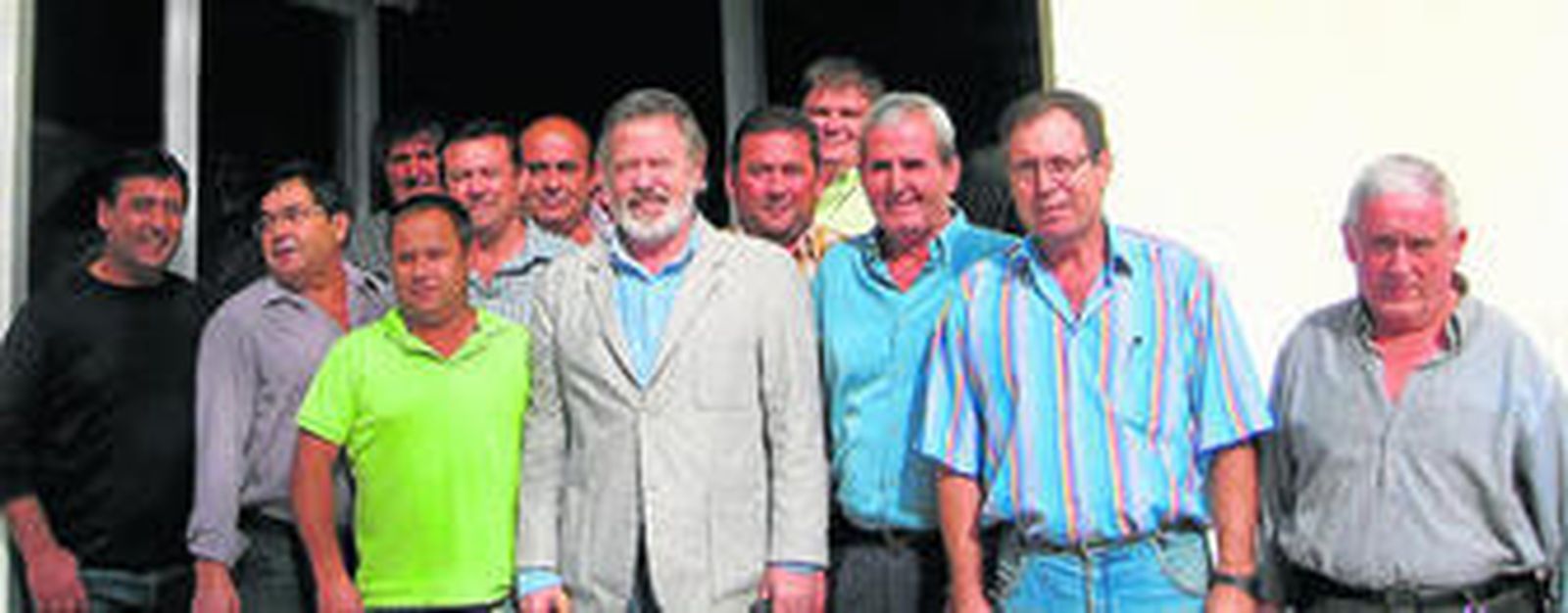 El delegado Juan Deus, junto a los miembros de la asociación.