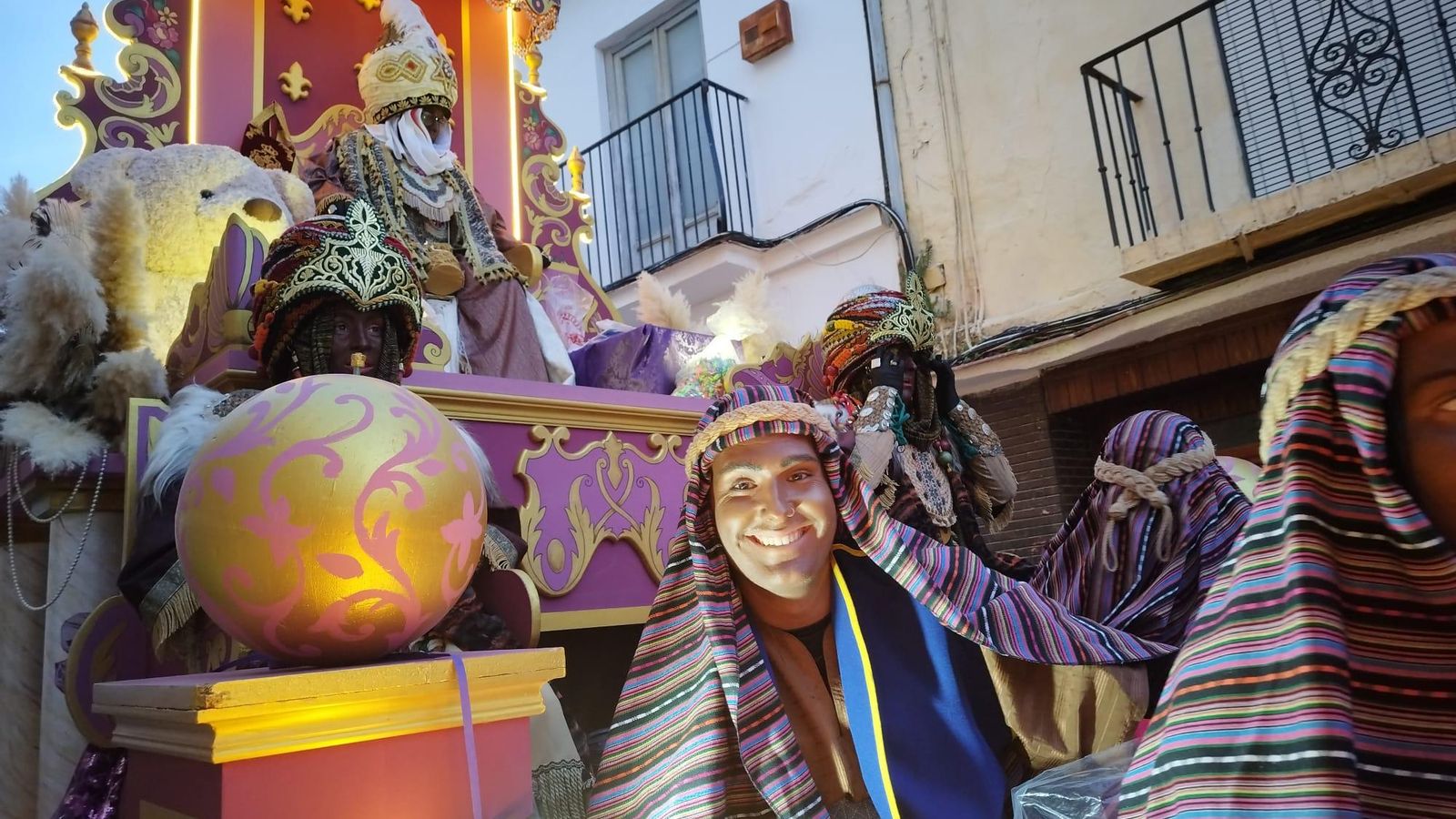 Las calles de Vélez-Málaga se llenan para recibir a los Reyes Magos