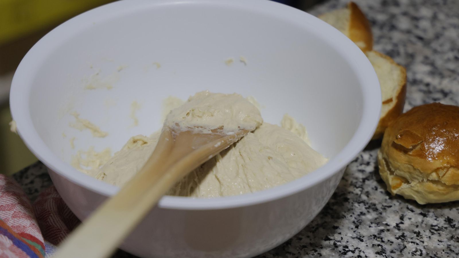 La masa con la que se elaboran los bollitos de San Nicolás.