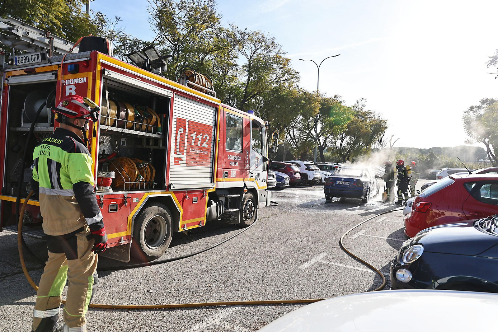 Imágenes del incendio de un vehículo en el Hospital Juan Ramón Jiménez