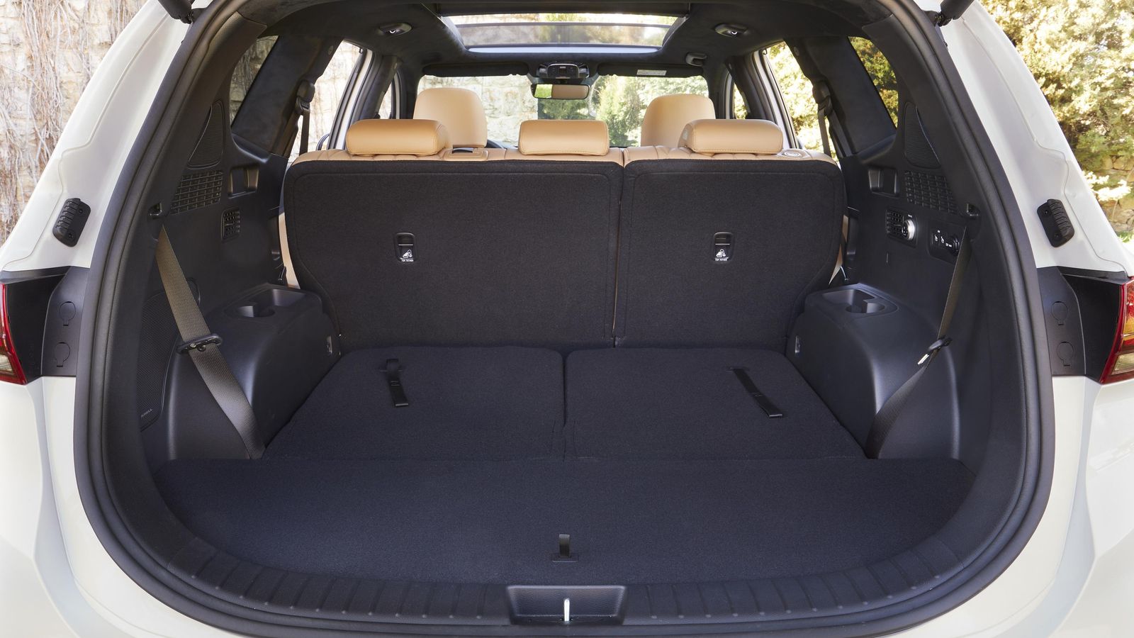 Con la configuración de cinco asientos, el maletero tiene una capacidad de 630 litros. El Santa Fe es uno de los pocos modelos del mercado que, siendo híbrido enchufable, ofrece siete plazas.