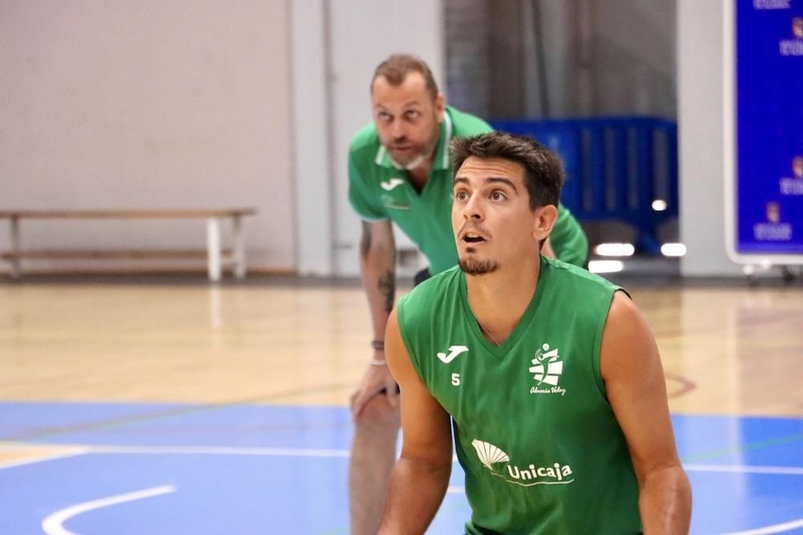 Paquillo Fernández en pleno entreno con Charly Carreño observando de fondo