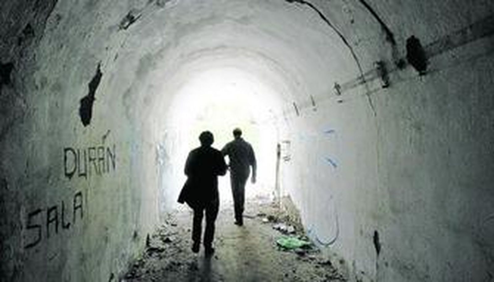 Uno de los túneles que dan acceso a las galerías subterráneas donde se almacenó parte del arsenal.