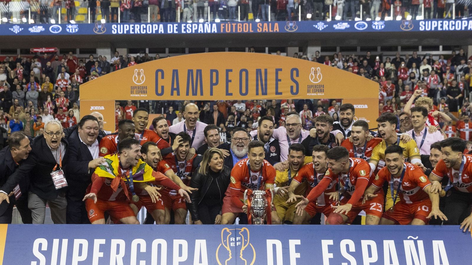 Los jugadores del Jimbee Cartagena, entre ellos el almeriense Cortés, levantan el título de la Supercopa de España.