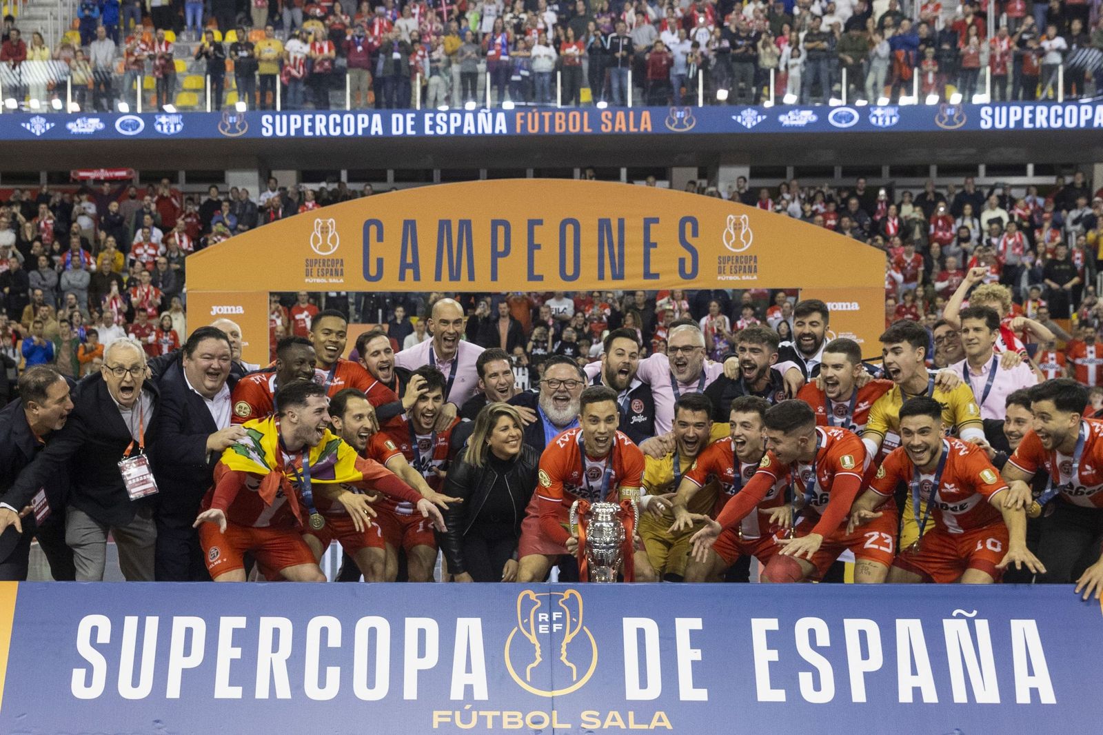 Los jugadores del Jimbee Cartagena, entre ellos el almeriense Cortés, levantan el título de la Supercopa de España.